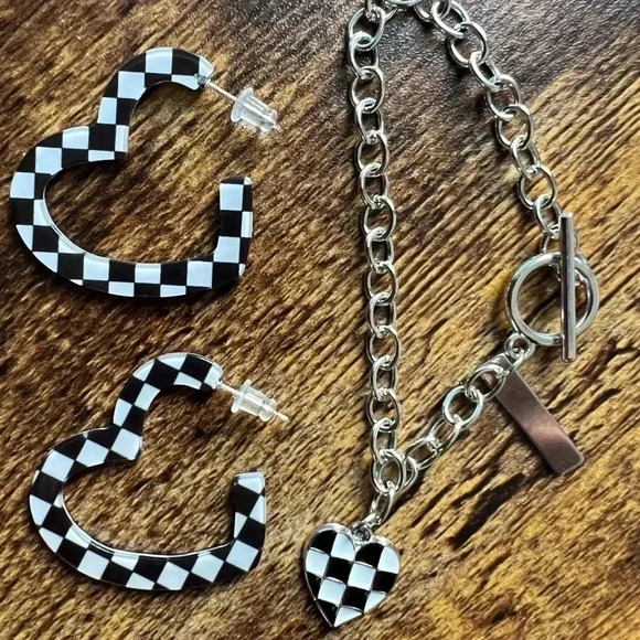 SET: 3 pieces of black & white checked jewelry - Picture 1 of 9